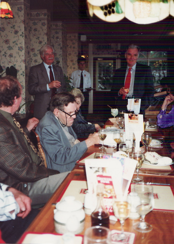 Robat John Owens yn dathlu ei benblwydd yn 70 oed ym 1991. Awdur y teurnged, fy Nhad, sydd yn gwisgo'r tei coch yn y cefndir